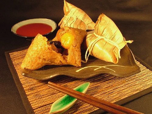 ▲北部粽則是將煮熟的糯米與餡料一起包進粽葉裡蒸熱,糯米吃起來會比較有彈性,看起來米粒形狀也比較明顯。