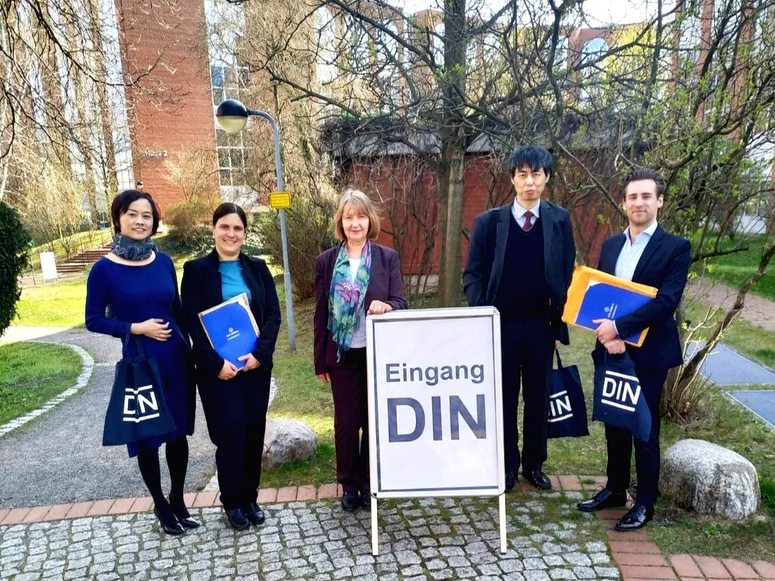 (Left to right: Ms Angela the GM of A.A.; Ms Juliane Jung and Ms Kristin Marquardt, Food and Agricultural Products (NAL) DIN Standards Committee; Mr Ho, Tzyy-Yih from Taipeh Vertretung in der Bundesrepublik Deutschland; Mr Timo Driemer the Chief Business Officer of A.A.