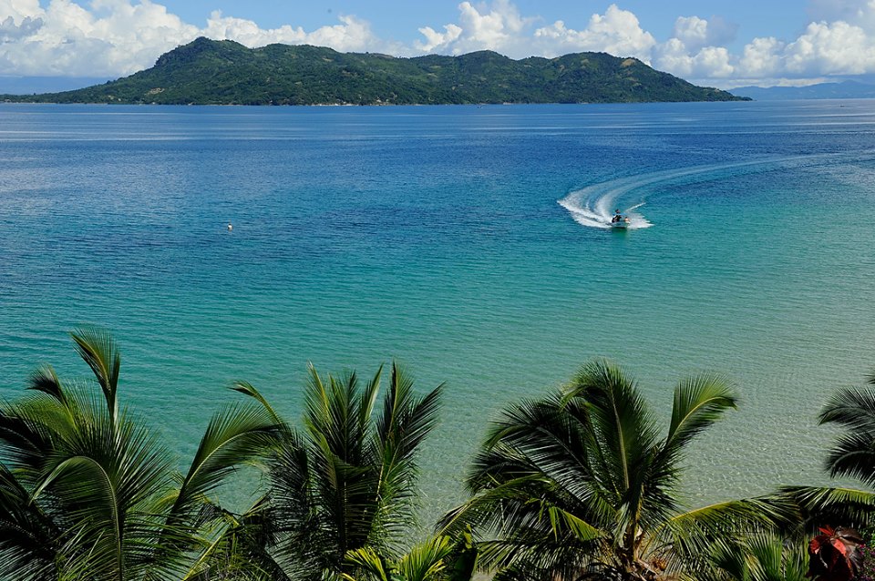 Boat speeding through the water at Tsara Komba Lodge