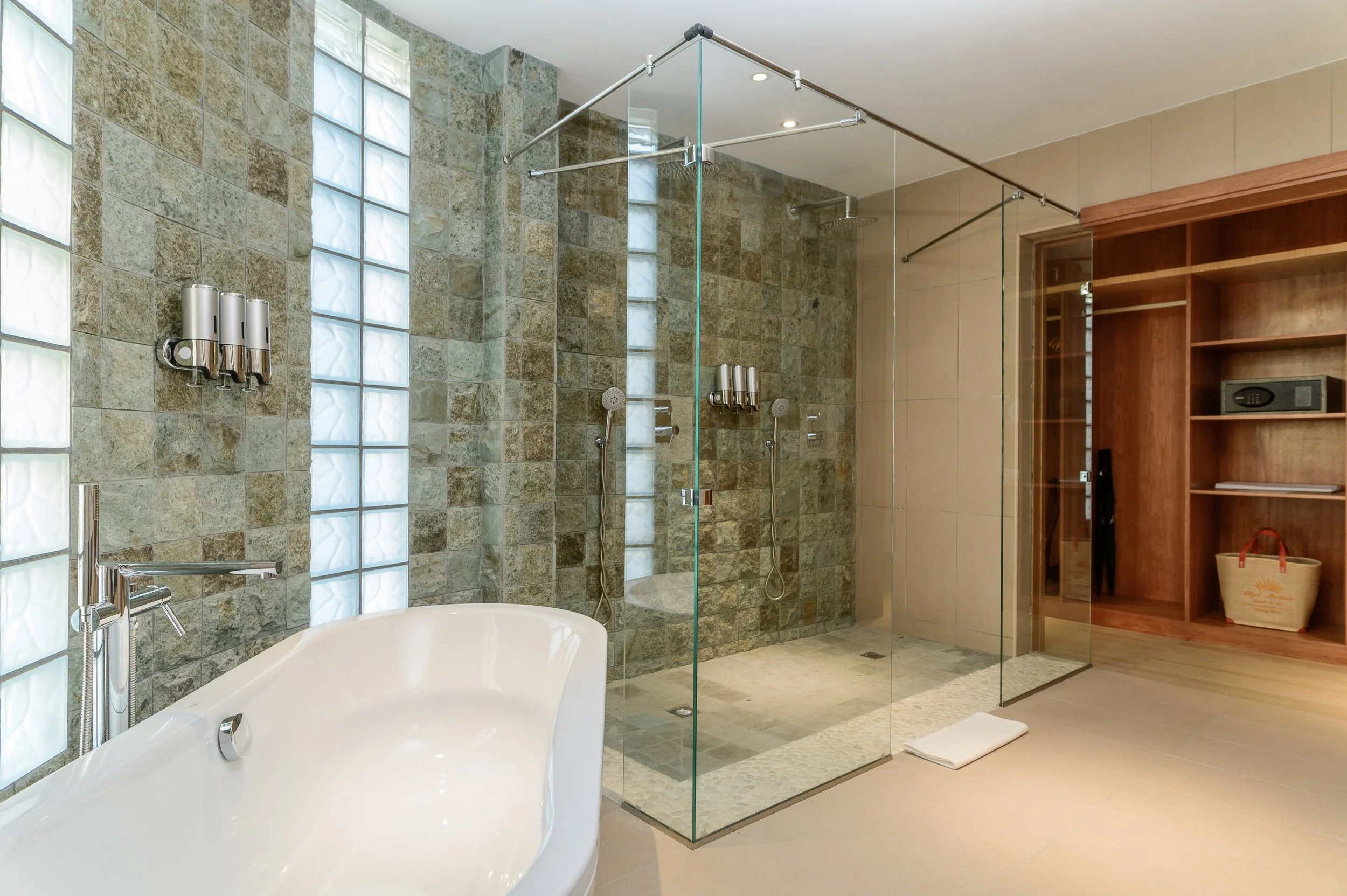 suite_bathroom.jpg