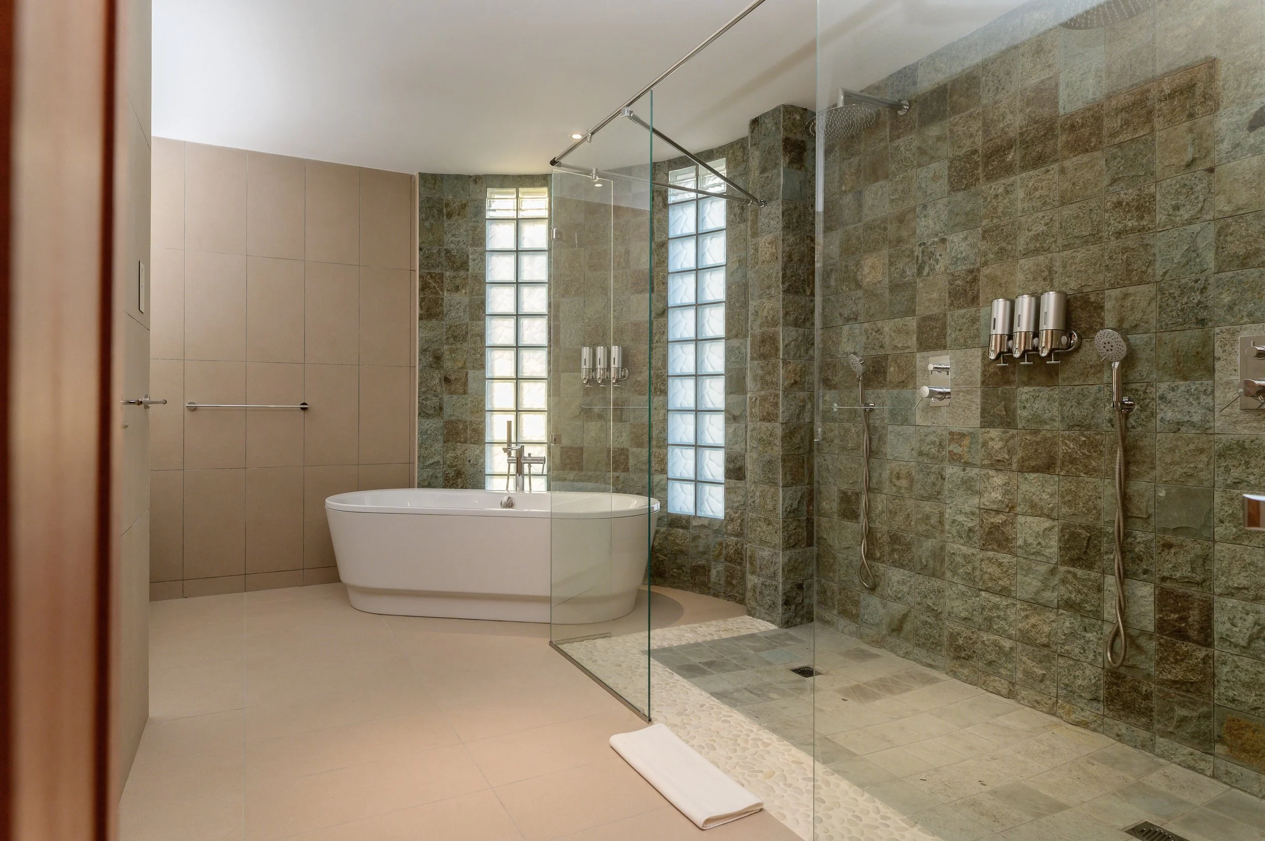 suite_bathroom1.jpg