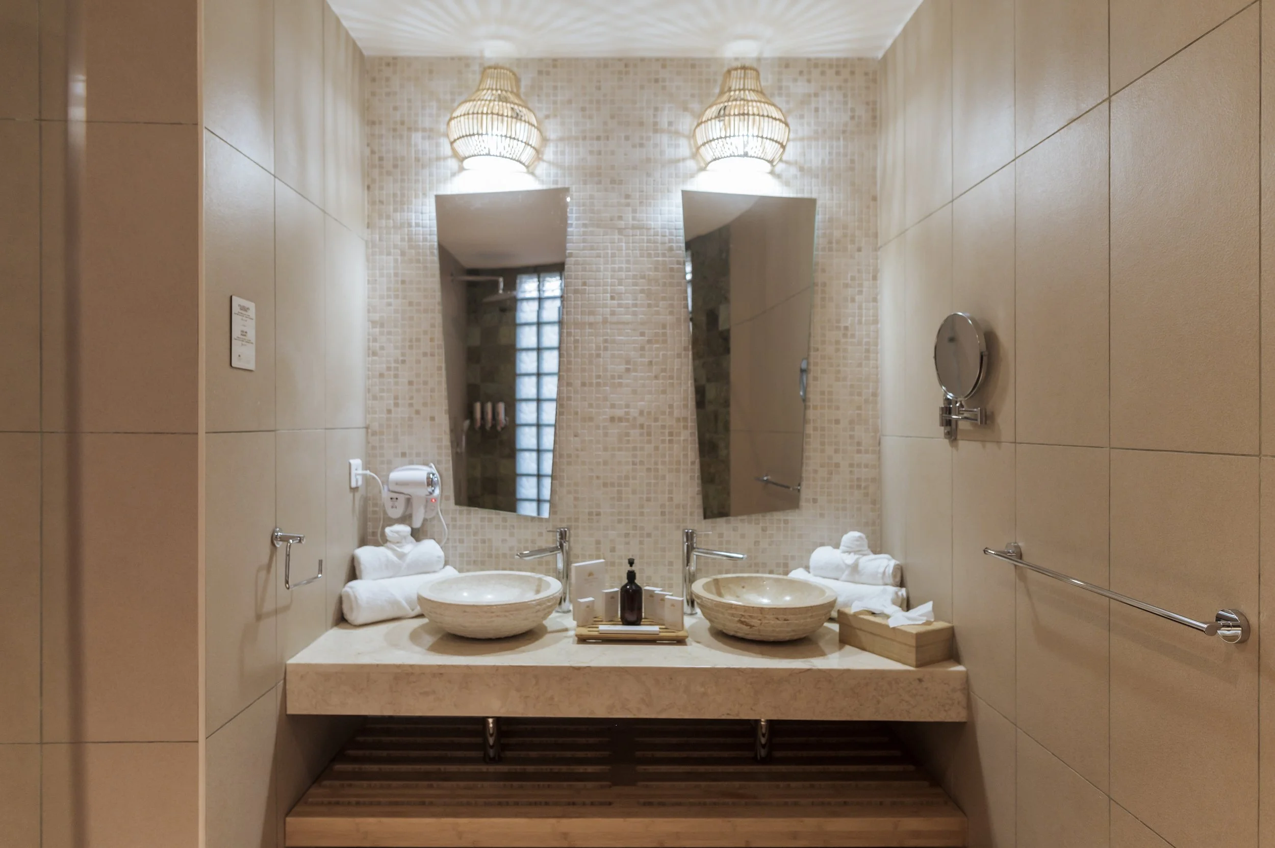 deluxe_room_bathroom.jpg