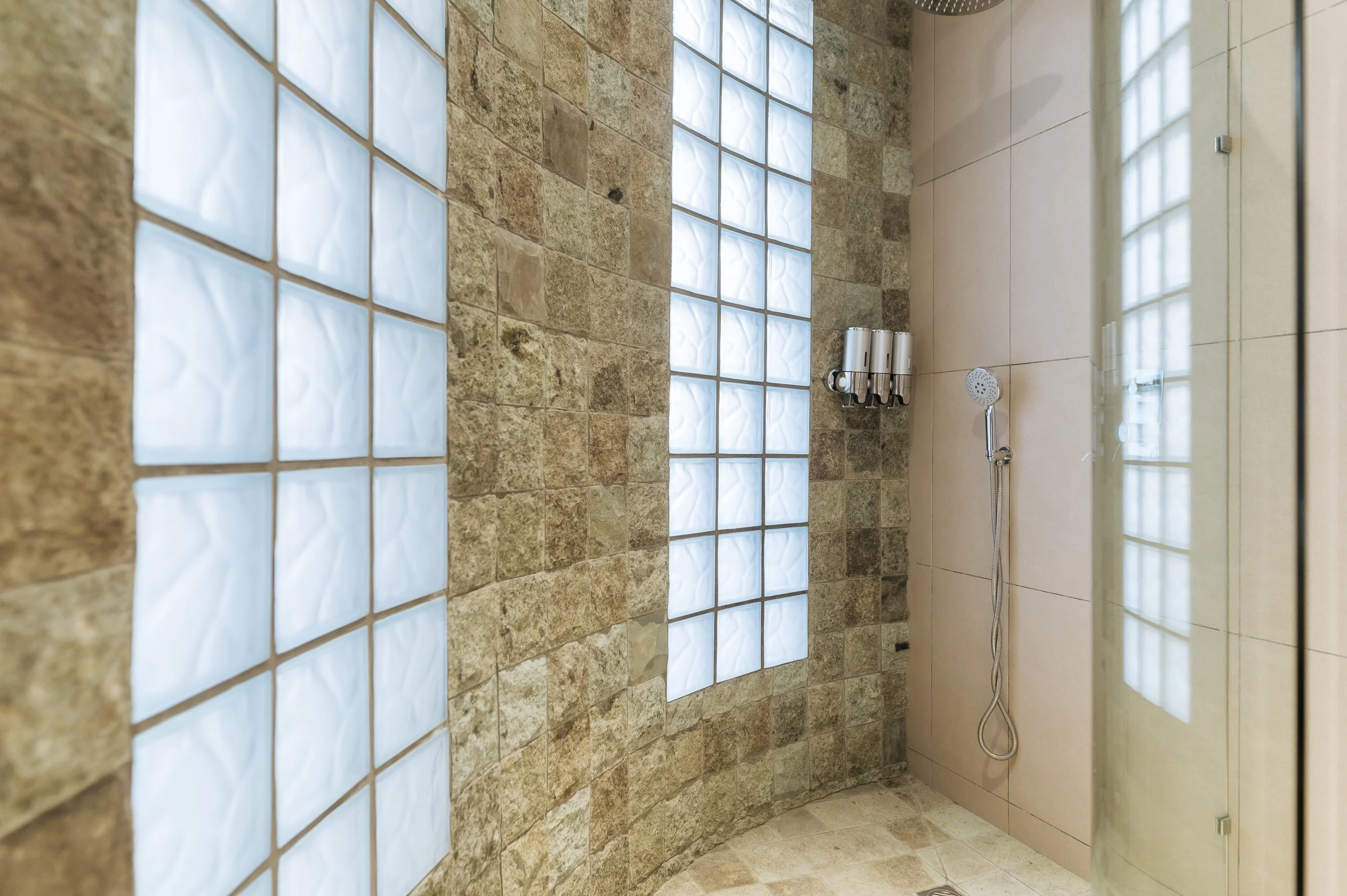 deluxe_room_bathroom1.jpg
