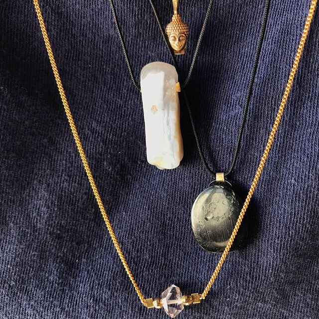 Medicine stones &amp; Buddha pendant.
Herkimer Diamond - Dark blue Tourmaline- Blue Lace Agate - 18K Buddha Pendant by @fourtwofouronfairfax 🙏🏼🙏🏼🙏🏼 #blackdakini 
#fourtwofouronfairfax 
#blackdakinimedicinestones
#herkimerdiamond 
#rabenssaloner