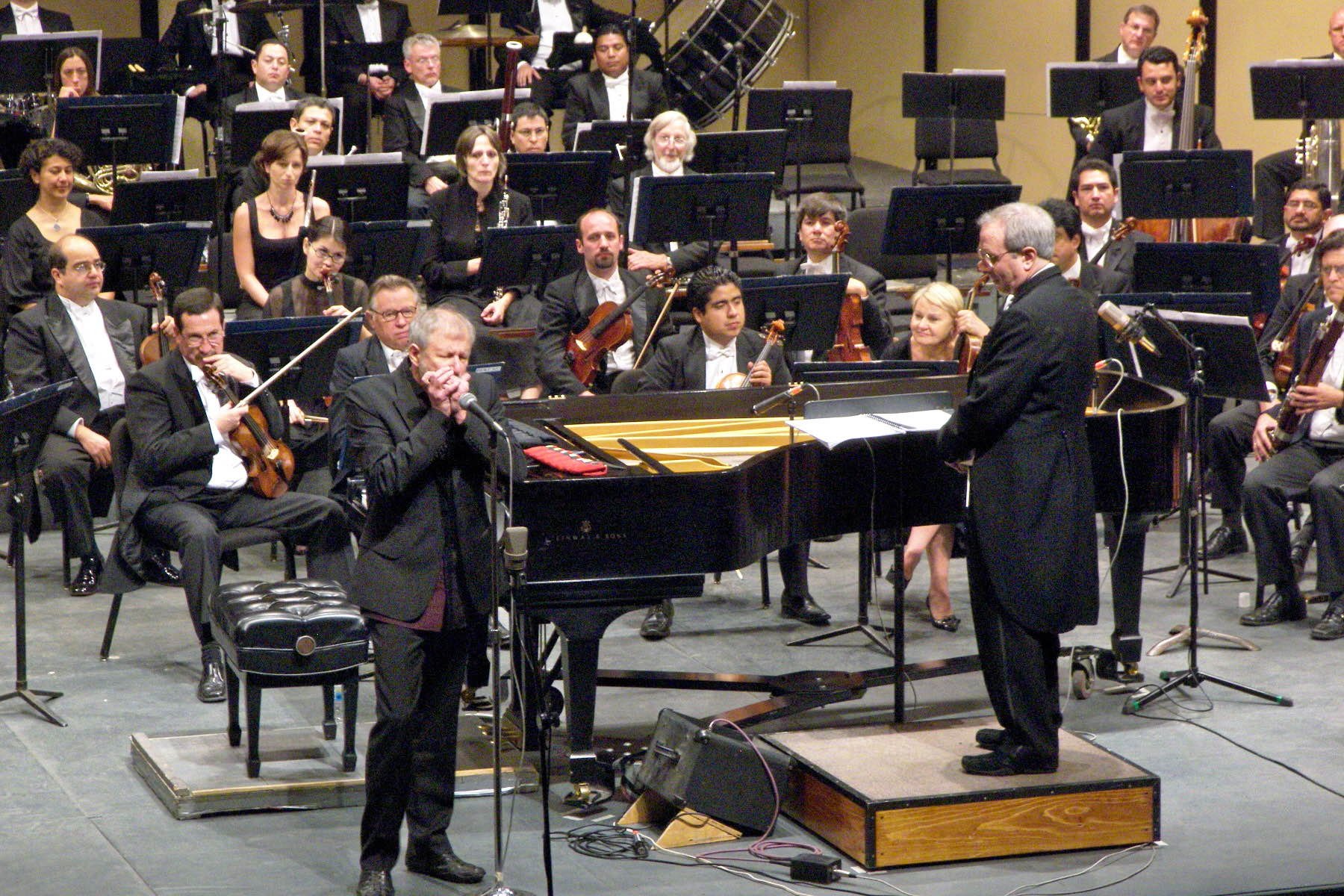 Maestro Gordon Campbell and symphony in Mexico