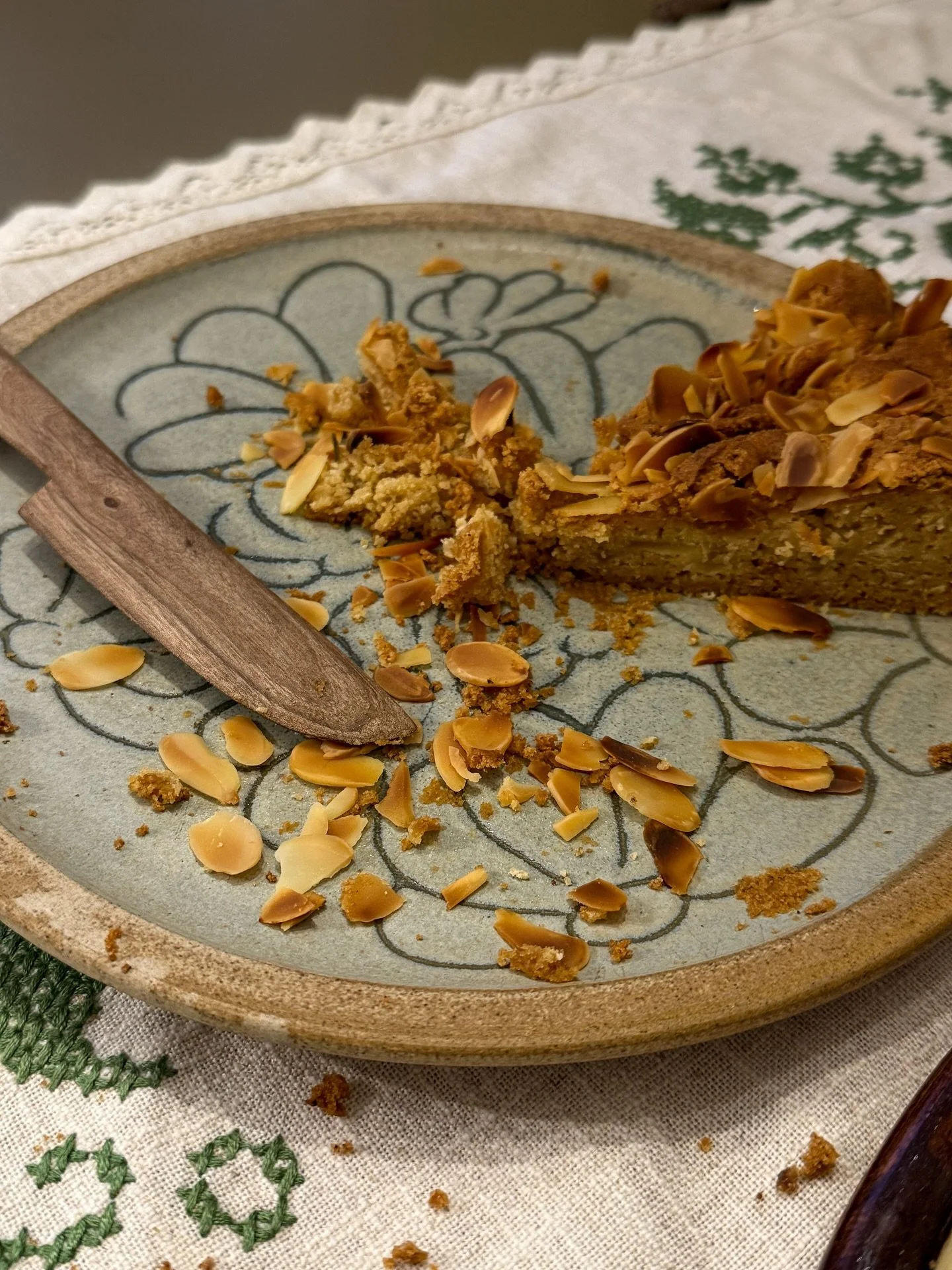 Lots of fun was had on Saturday afternoon when @jess_elliott_dennison came to visit us with cake and wine!
Rosemary Brown-Butter Cake
& Stem Gingerbread Slice
Both made by Jess ~ recipes in her books
🤎🧡