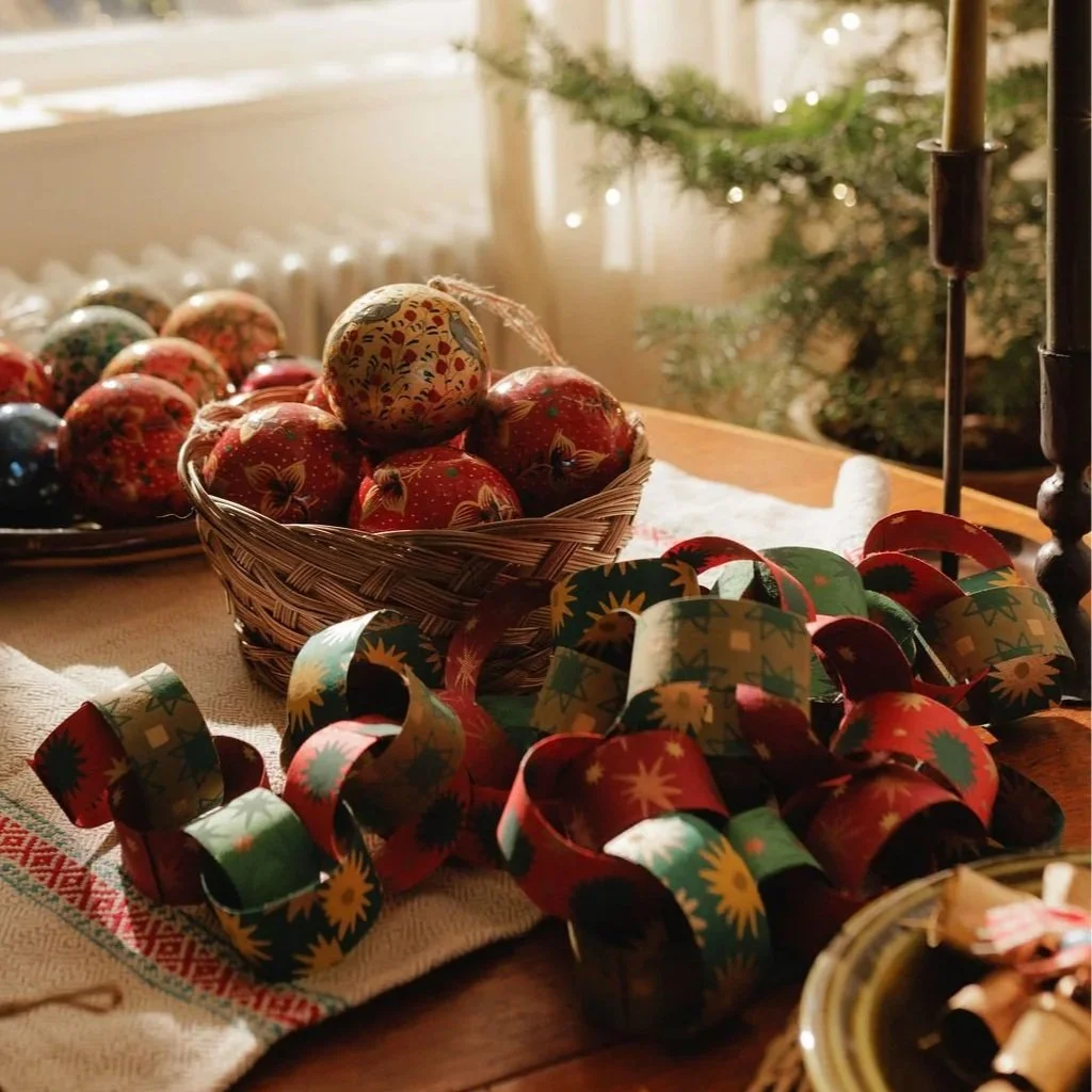 Form-Festive-Table-PaperChains-Decs.jpg