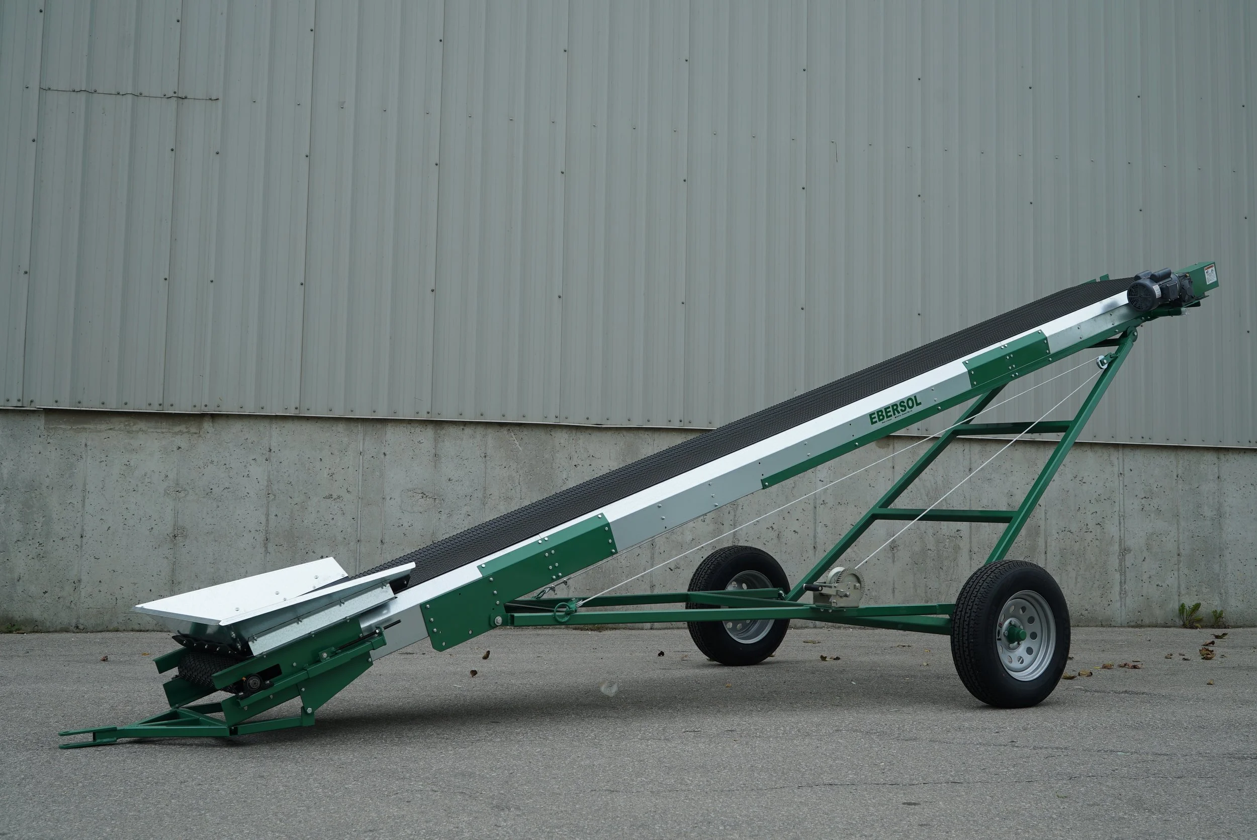 A full picture of the 24" ebersol belt conveyor on a towable undercarriage.