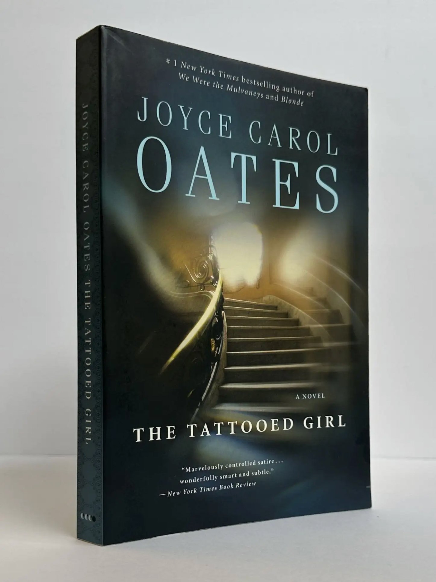 JoyceCarolOates_TheTattoedGirl_PBK_3D_ECCO.jpg