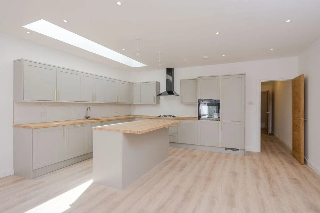 Kingston Road, Raynes Park, SW20