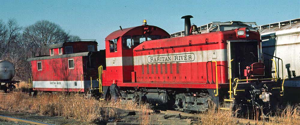 Caboose No. 10 and locomotive No. 2 switch cars at Sayreville Junction on January 3, 1980. ( Robert D. Callahan photo)