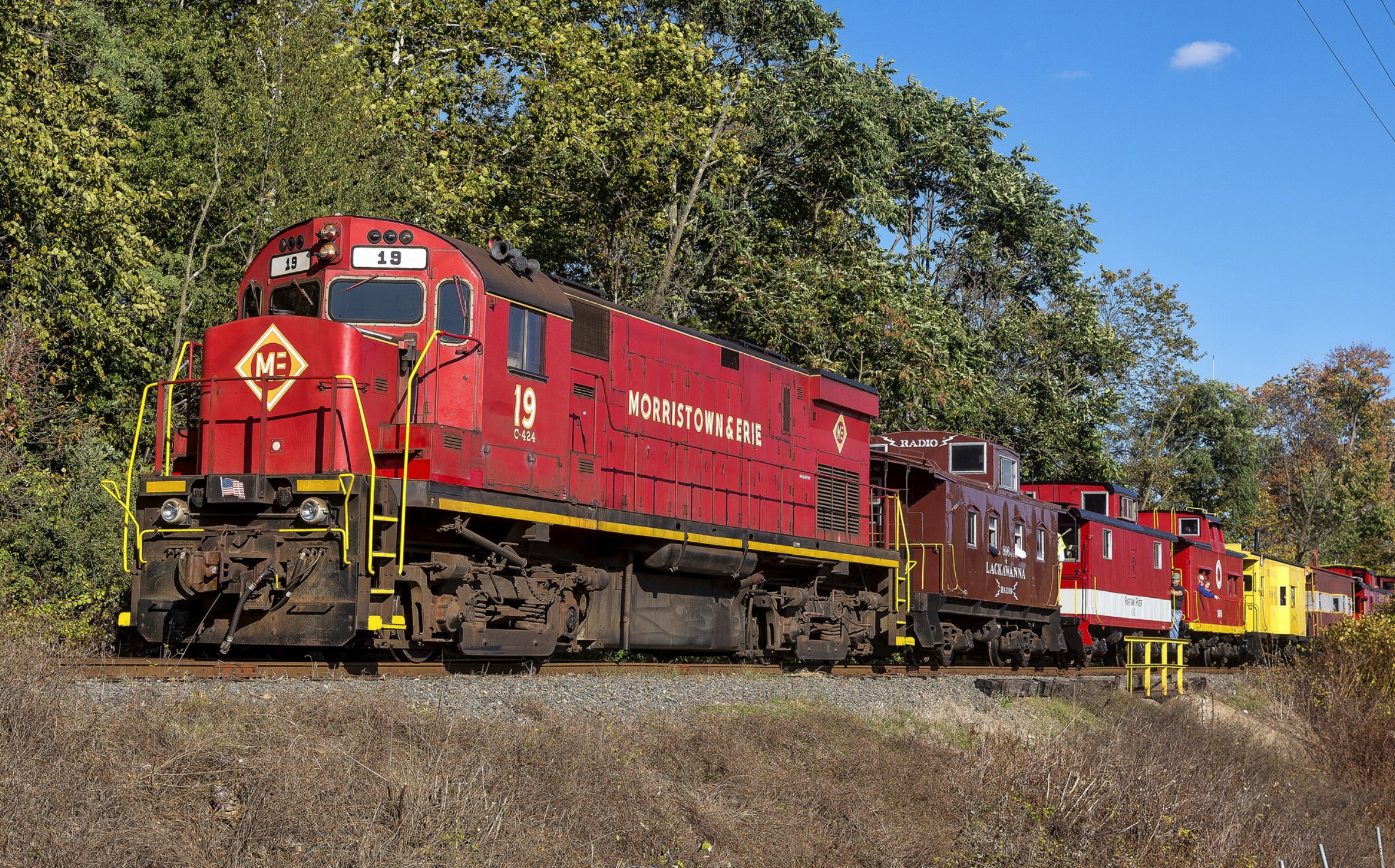 M&E 19 hauling three of Tri-State's cabooses in Whippany, NJ. Photo by Christopher Gore.