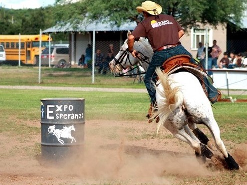 Fede competing in barrel racing at the 2011 EXPO Esperanza