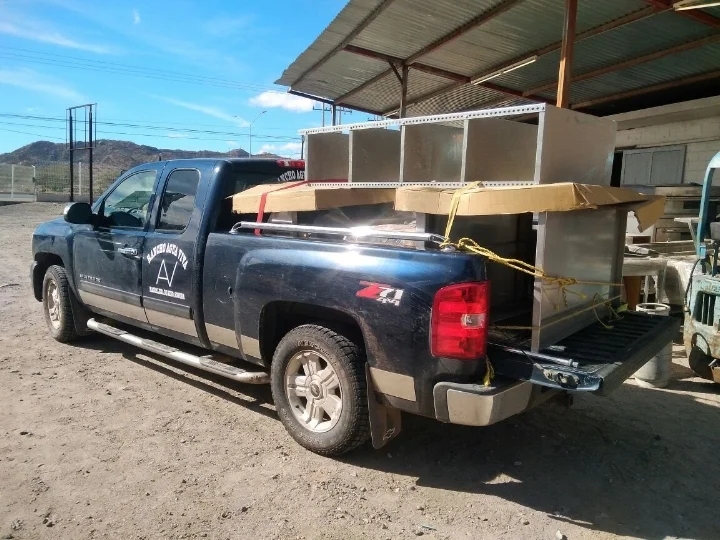 Limón and Duane returned from Hermosillo with a load of restaurant equipment.