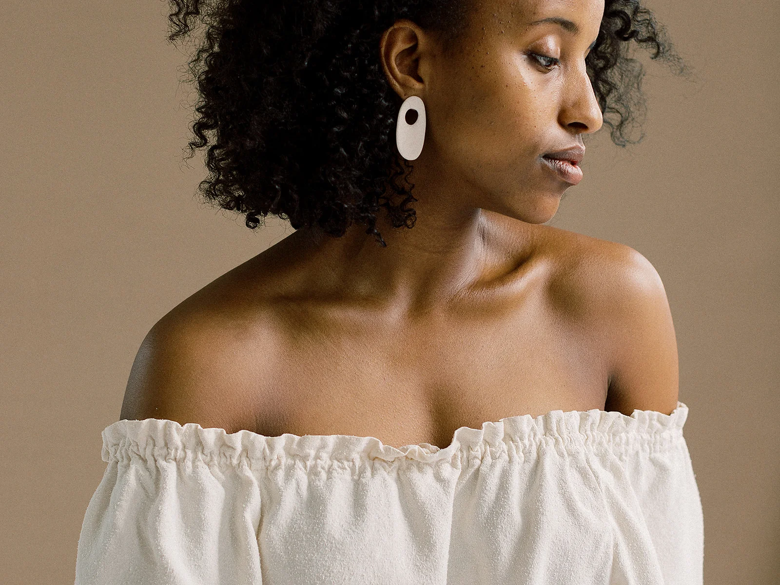 Elegant Ruffle Top With Simple Porcelain White Earrings