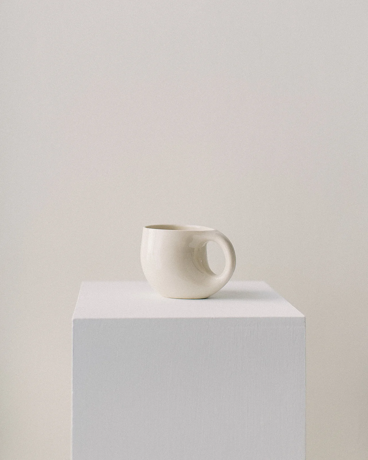 Dust and Form Comfort Mug in Glossy Ivory Cream