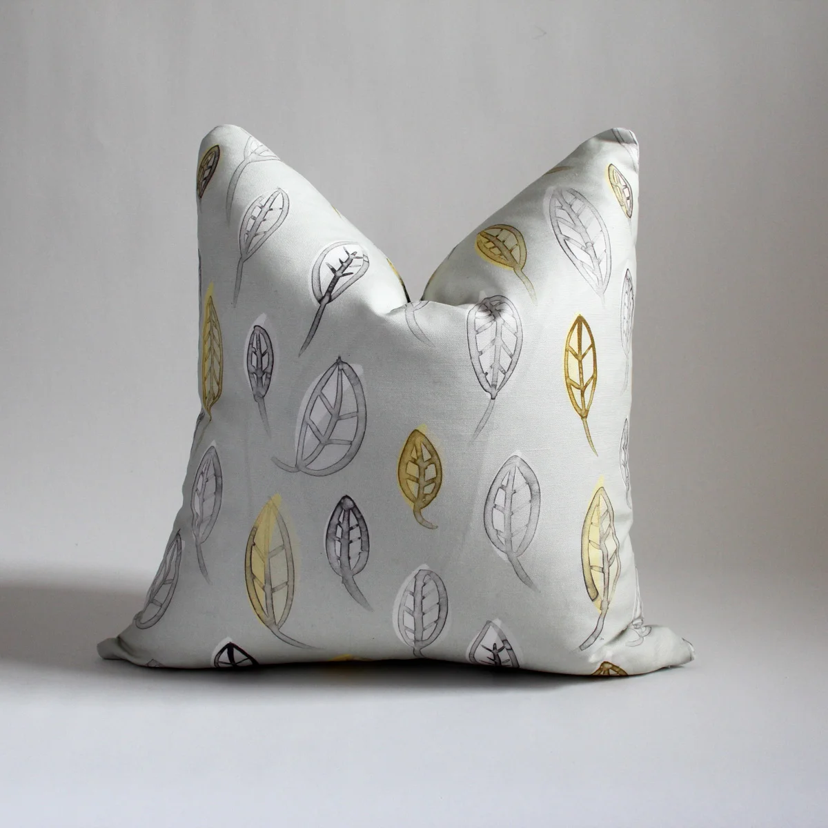 cushion-Jenny-San-Martin-Design-leaves-wintersun-Fabric