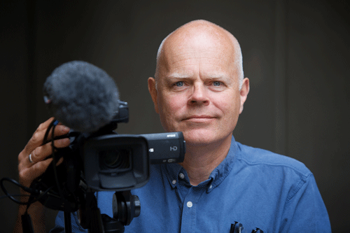 RUTINERT OG ENGASJERT: Jo Hjelle har vært videojournalist i både NRK og Bergens Tidende. I dag produserer han på oppdrag fra næringsliv og organisasjoner. (FOTO: Bjørn Erik Larsen)