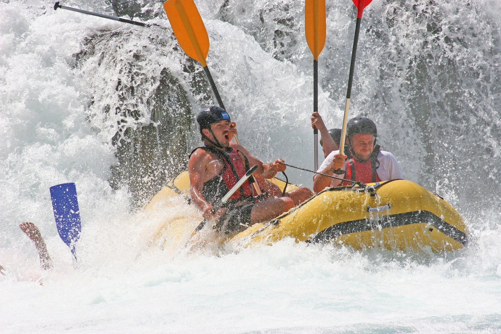 rafting-829068_1920.jpg