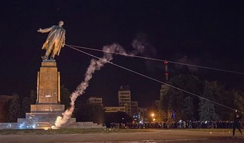 Demolition of Lenin Statue in Kharkiv, the Author's Home Town, September 2014 (PC: Kpamua )