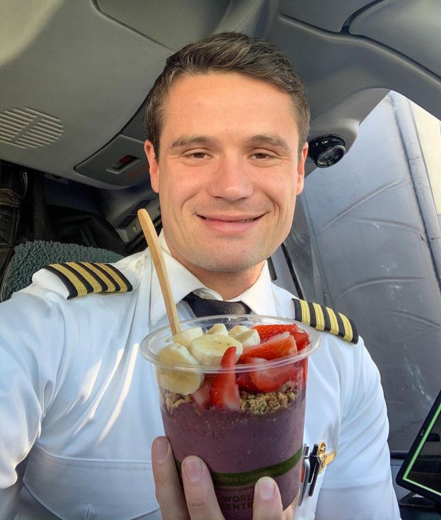 Terminal 3 @ LAX has a solid smoothie and a&ccedil;a&iacute; bowl spot called @earthbar they are also in terminal 6! Today is 5 legs at the end of a 5 day and I needed some healthy energy besides coffee ;) .
.
.
.

#veganpilot  #veganflightattendant 