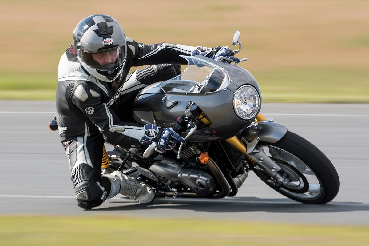Bikeonline Reviews The Thruxton R At The Track Triumph Thruxton R