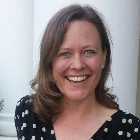 Three-star review with five yellow stars and text expressing happiness with a service.