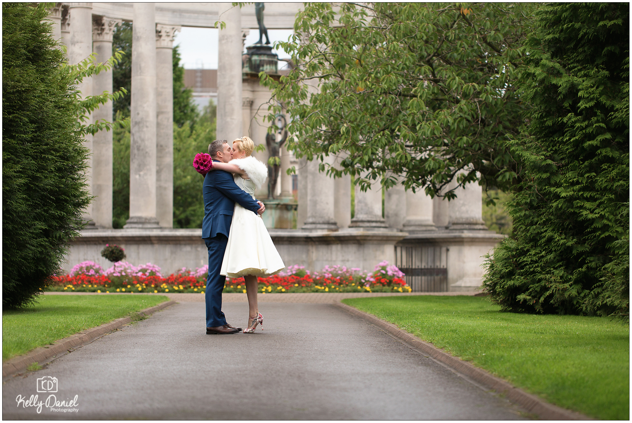 Cardiff City Hall wedding photos. Wedding photographer cardiff, south wales,