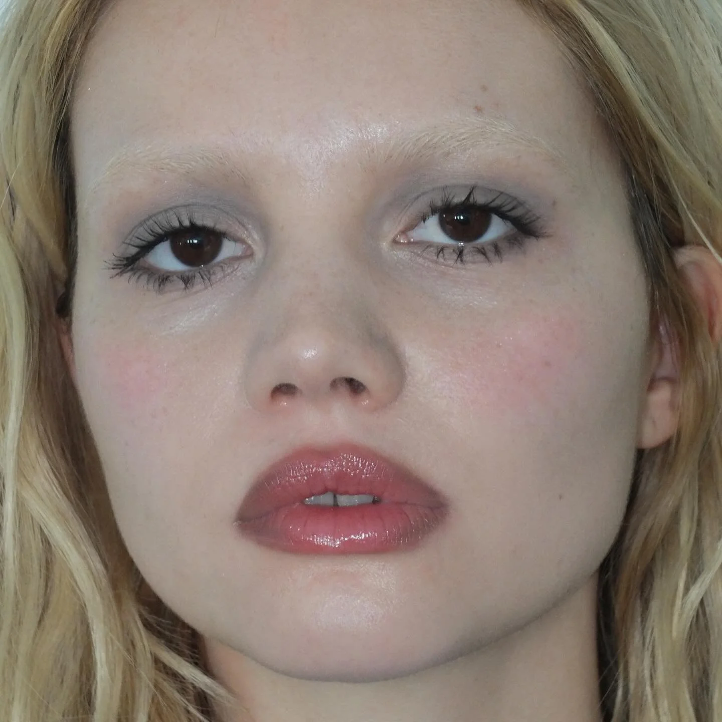Shadowed rose lips, doll lashes, fresh off the moors skin @florenceros.e 🤍