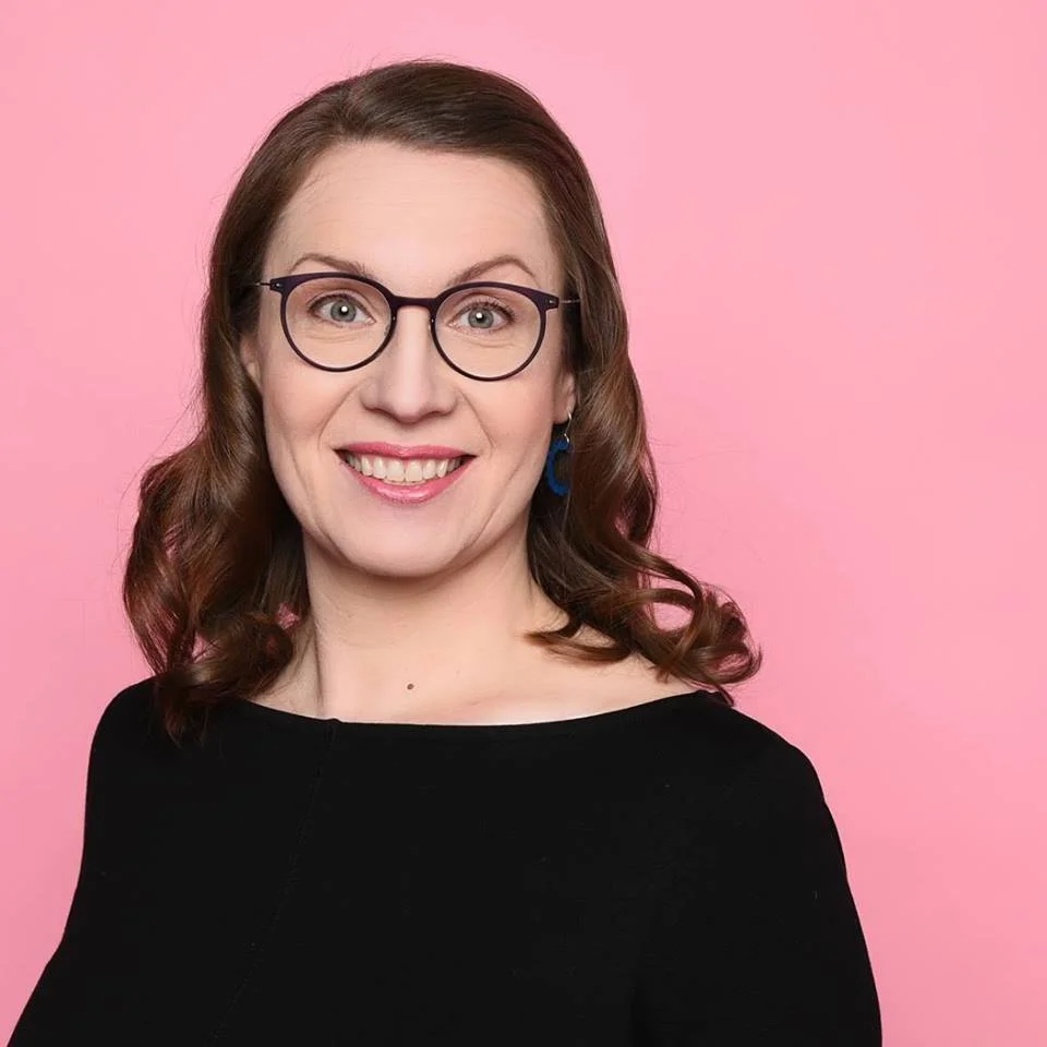 TARU HALLIKAINEN numerolla 100 työelämävalmentaja, tietokirjailija, FM (puheviestintä), 41 v.