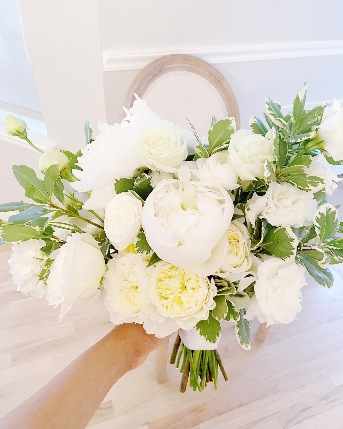White bouquets 💐 #wedding #bridal #bridesbouquets