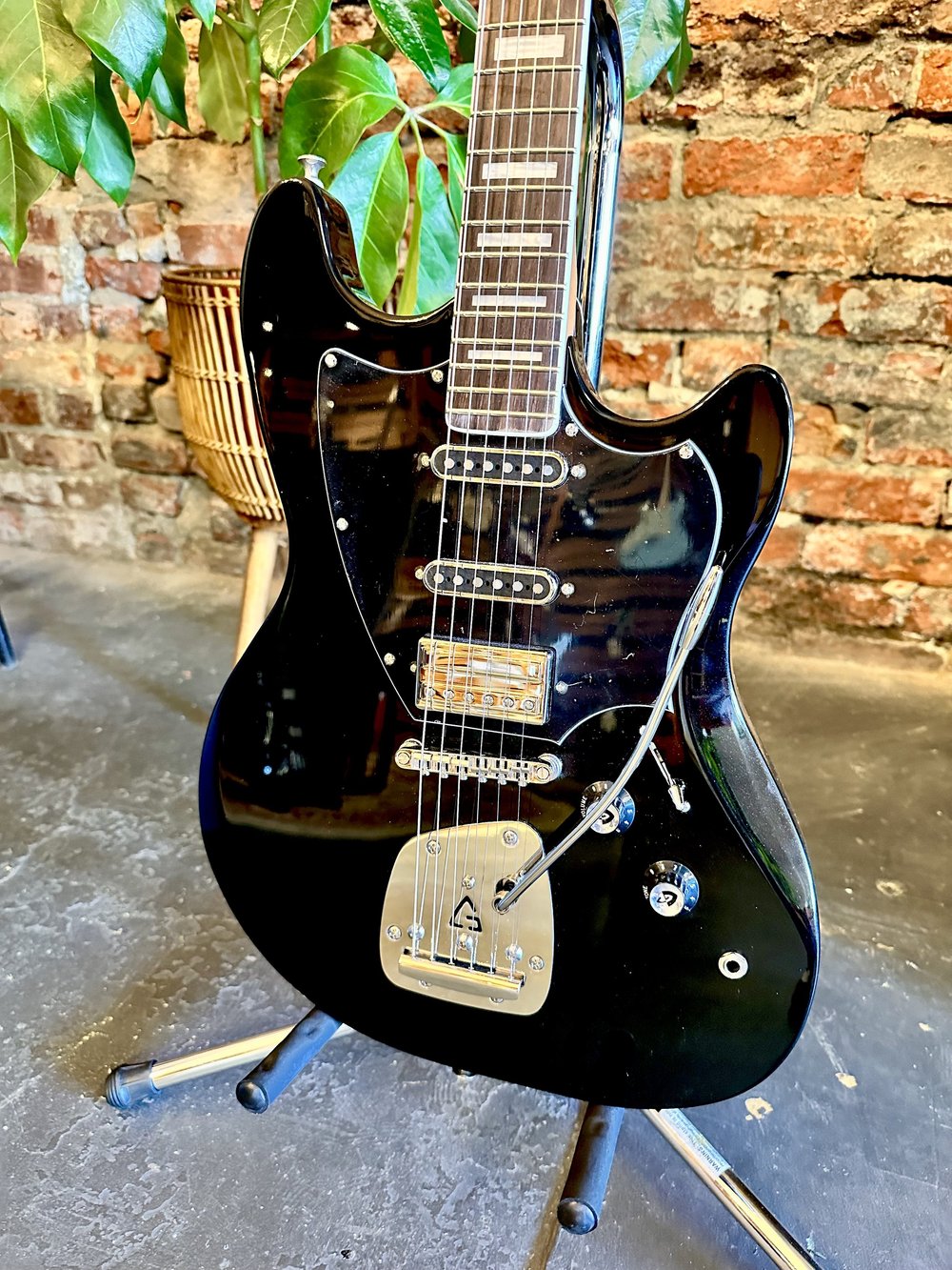 Guild Surfliner Deluxe Black Metallic — Ground Floor Guitar