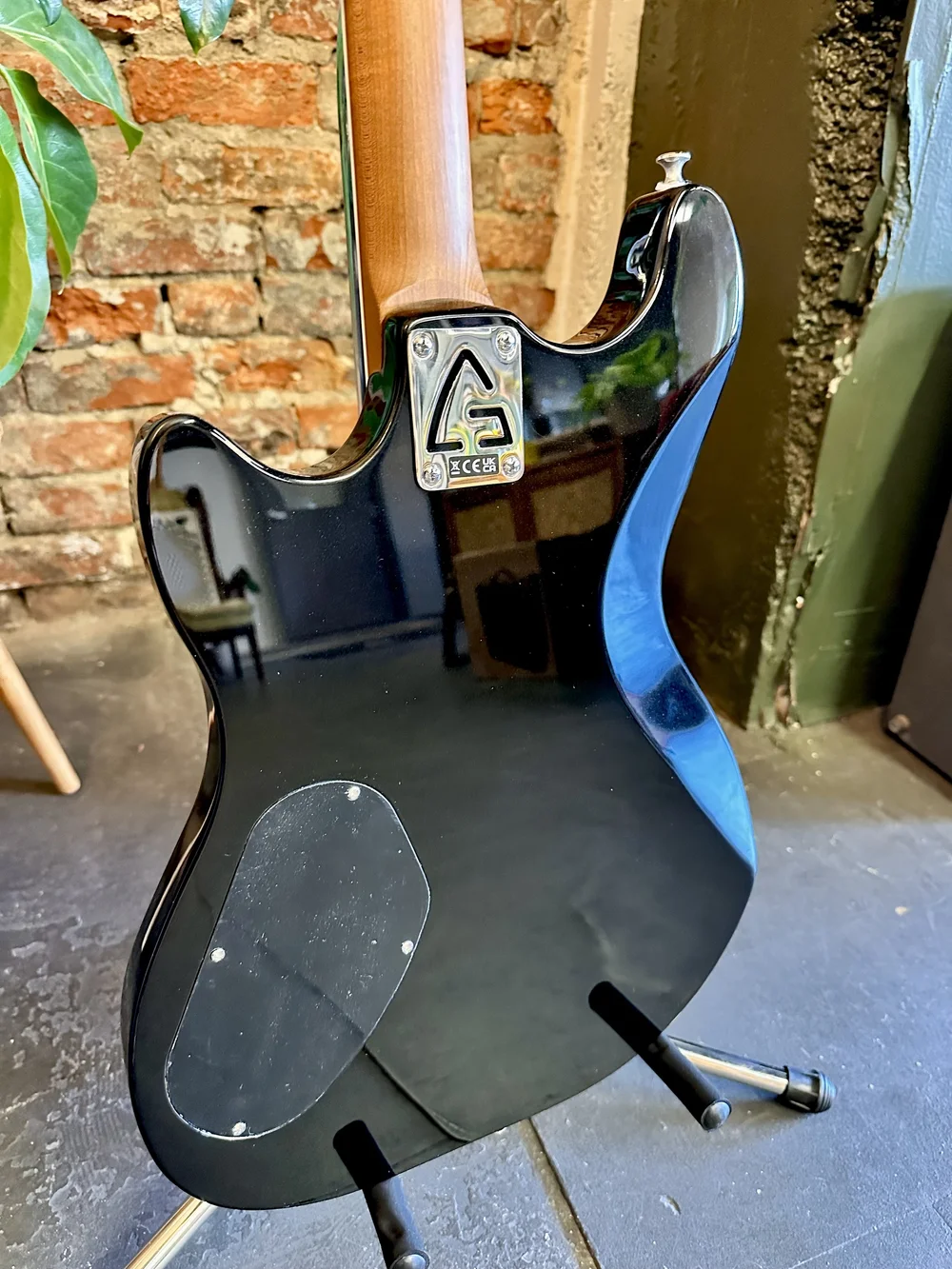 Guild Surfliner Deluxe Black Metallic — Ground Floor Guitar