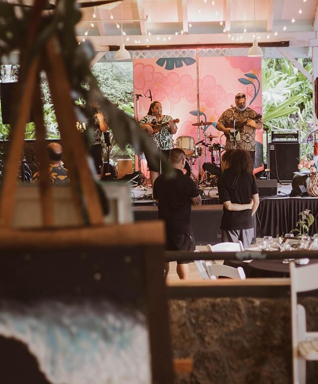 Thanks to 📸 @kelliespriggs &amp; @lunas_lens we have throwbacks for weeks!! Here&rsquo;s one of our ukulele teaching extraordinaire 👑@queen.rainbow performing # at CTA 2020 &amp; how stunning is that backdrop by painted @jacksoren 💕 2020 may not b