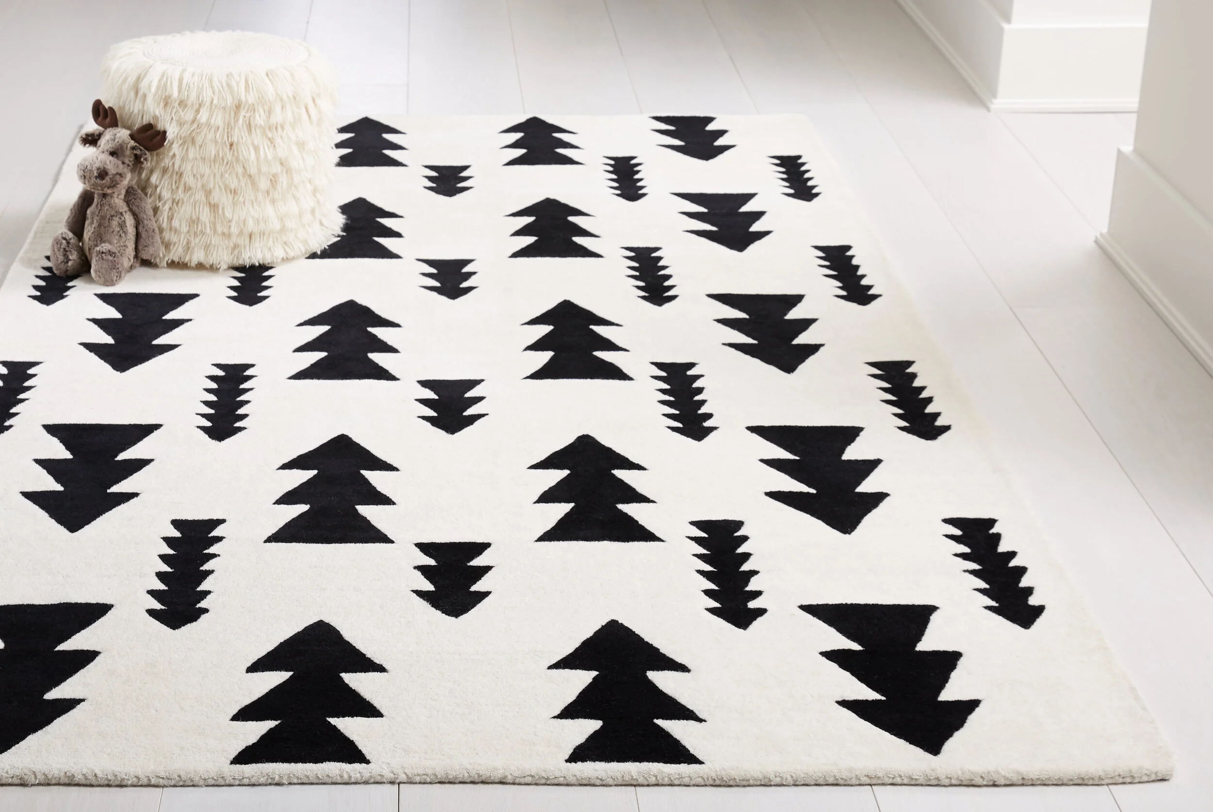 ArrowsBlackRug5x8SHF19.jpg