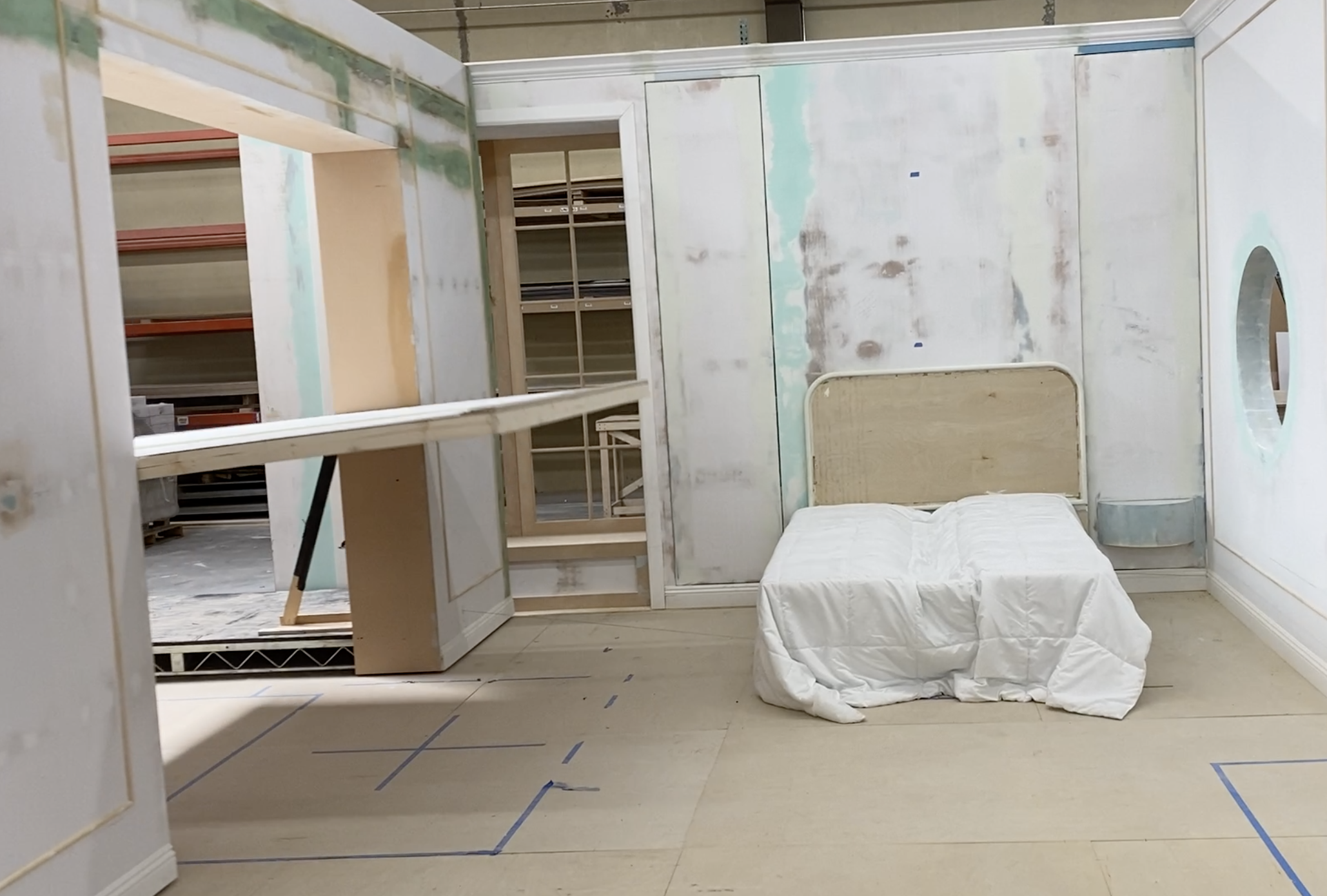 Expedia, Set Build 5.png