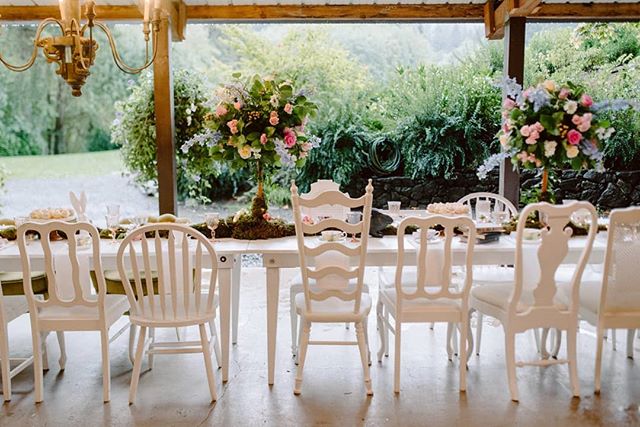 Have you ever seen such a dreamy day? 🌹
This Alice in Wonderland inspired wedding had a deck of shortbread cookie playing cards &diams;️&spades;️&hearts;️&clubs;️ white rabbits for guests to cuddle 🐇 and the sleepy magic of a drizzly September afte