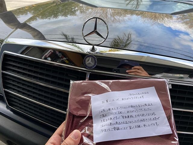 Not many enthusiasts know, but in Japan, Mercedes cars got a real leather pouch, red leather pouch. #benzworld #mercedes #mercedesbenz #mercedesamg #mercedesclassic #benz #benzworld #benzworks #mercedesbenzclub #mercedesbenzclassic #190revolution #56