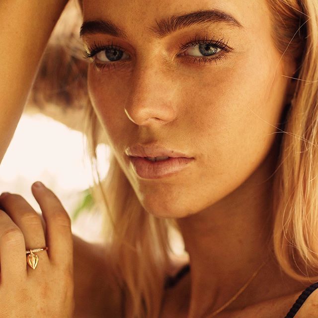 Our small Lazarus ring is a sweet edition to any jewellery lovers collection, with its playful charm which moves with your hand it is perfect worn in a stack or on its own.