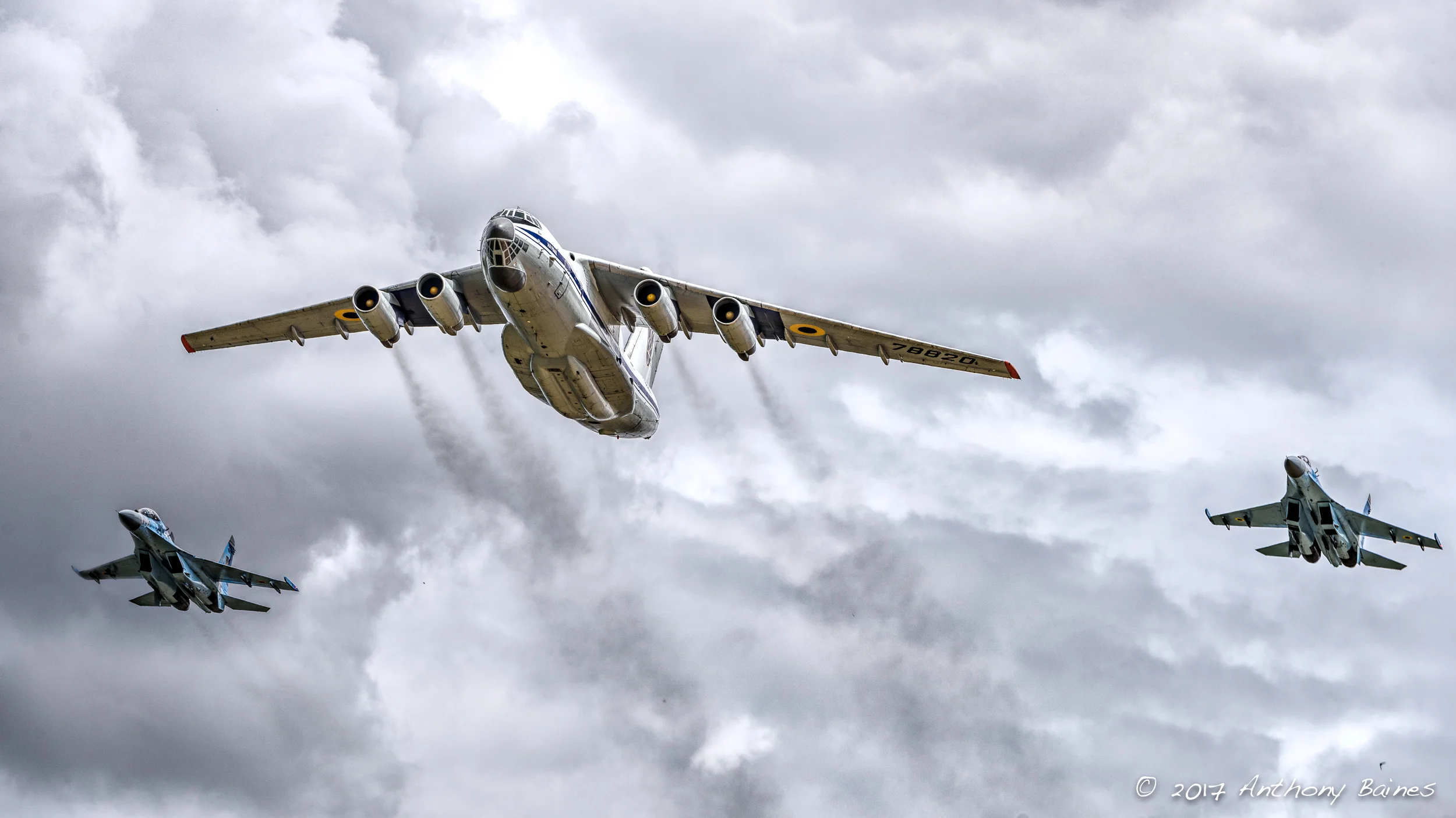 Two Ukrainan Su-27 and an IL-76