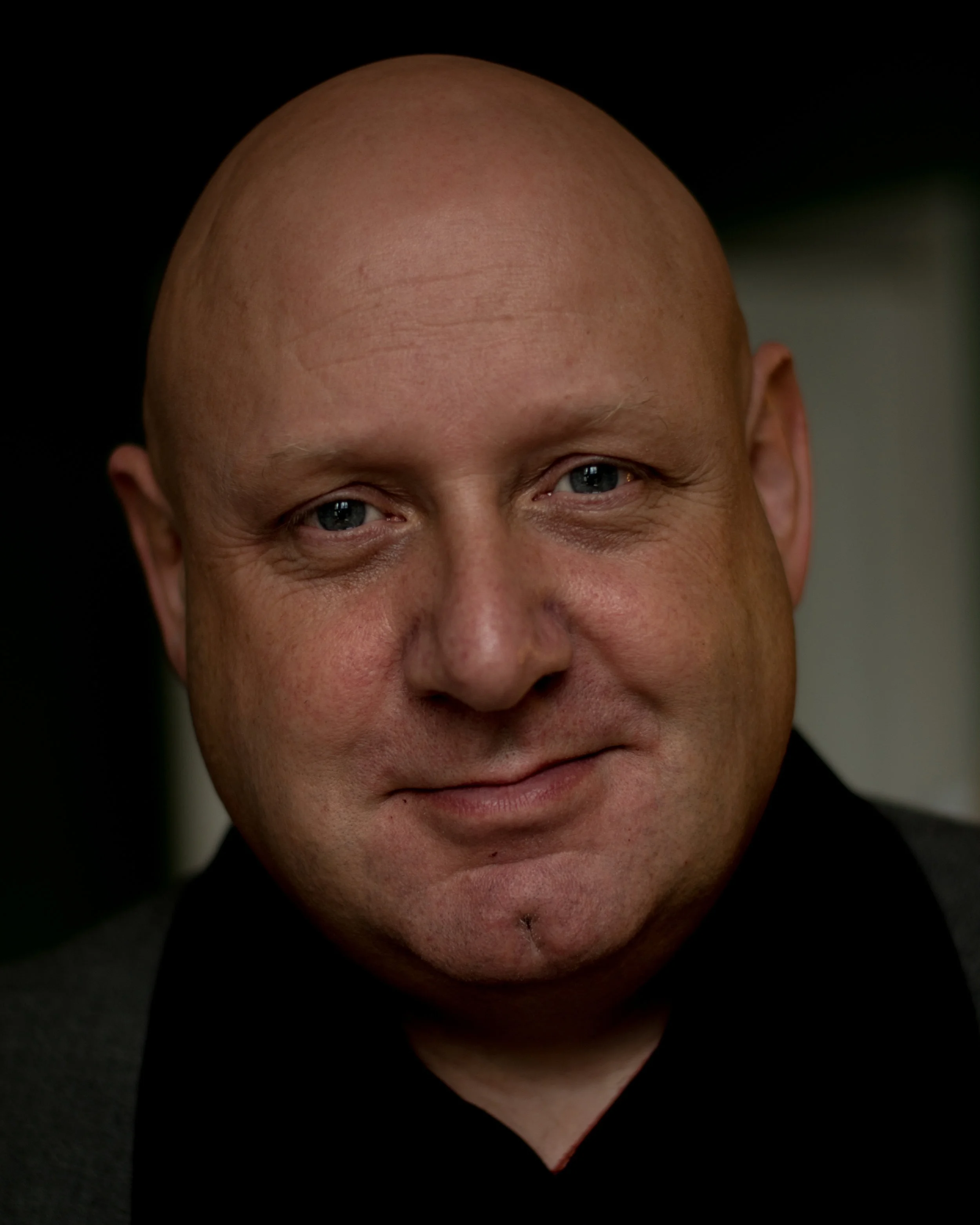 Native: Ballymena (Co Antrim) Warm/Honest/Direct. Shane’s tone is Rich, Earthy and Familiar. An Accomplished local Actor, his aptitude for Accents and Characters is exemplary. His warm Baritone, and flawless delivery, make for a great campaign. Recent Clients include Firmus Energy, The Soundhouse, and Cool FM.