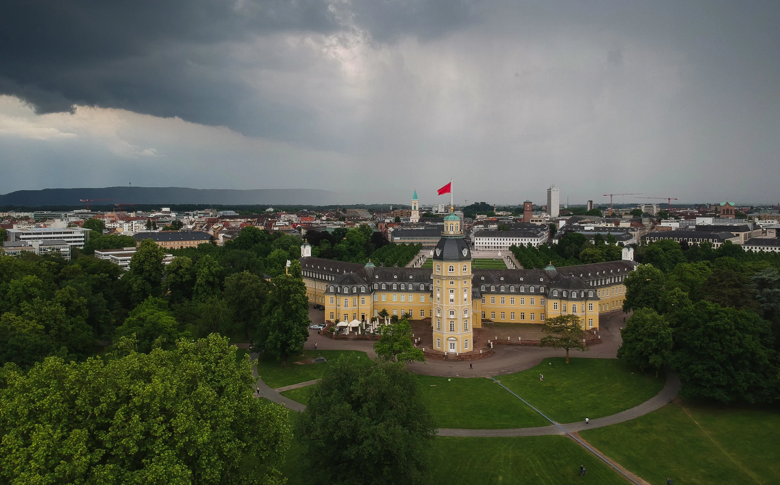 The only shot from the bee. The palace, with rain already falling over the south of the city. © Ape.Photos