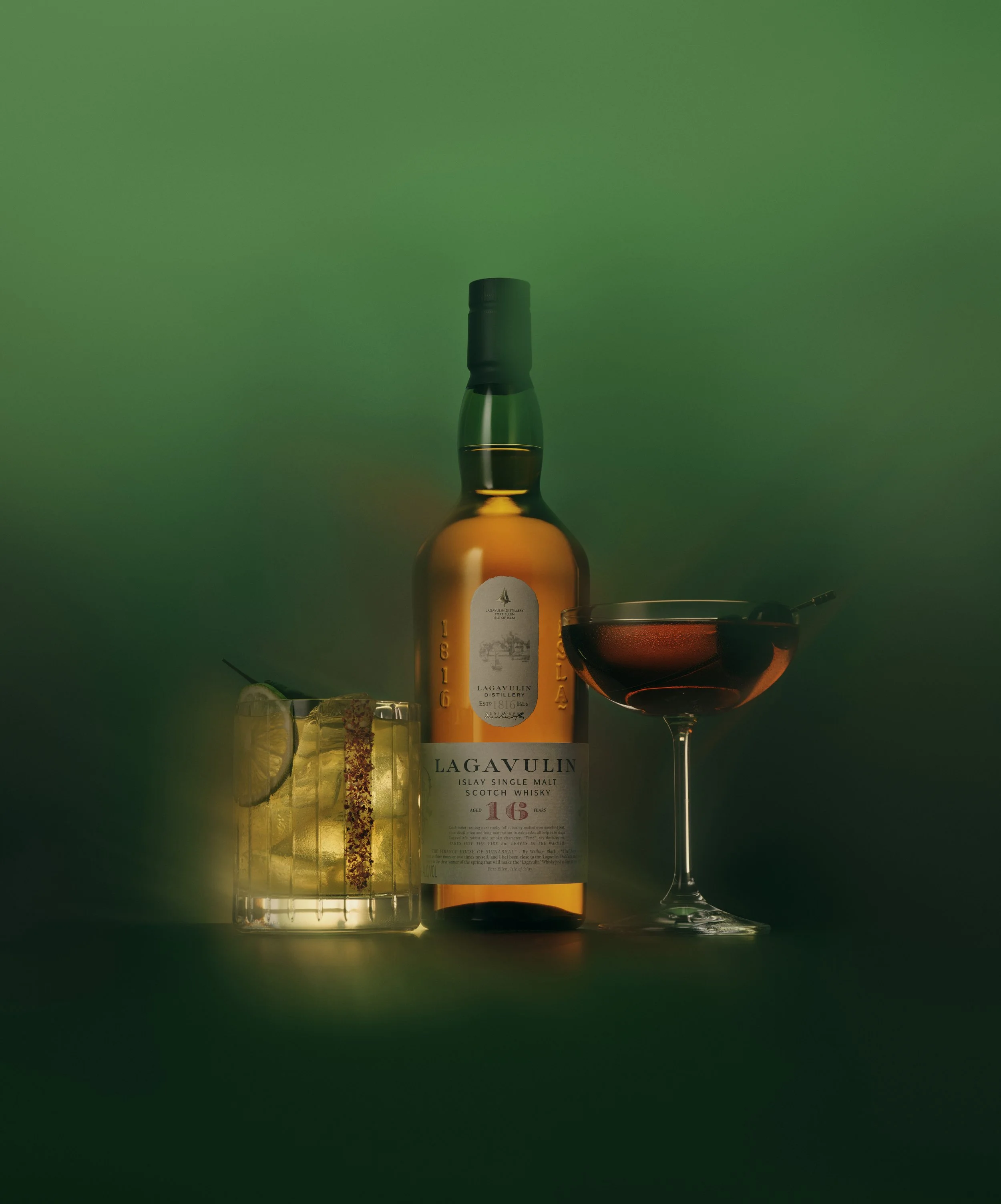 NAC_250212_03_LAGAVULIN_BOTTLE_WITH_COCKTAILS_STILL_COMP (2).jpg