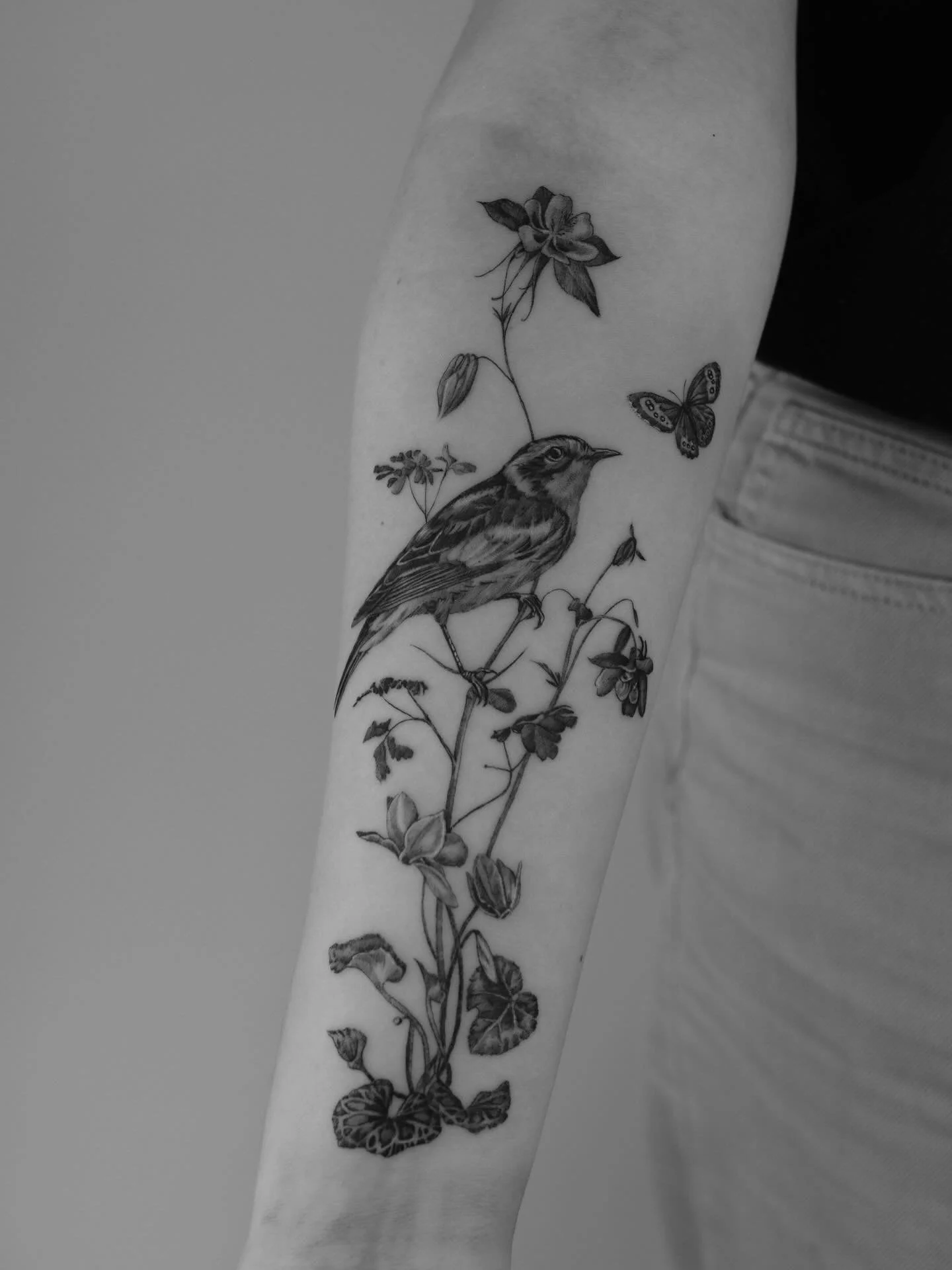 Thank you Juliana for coming all the way from Switzerland to Leipzig 🫶 was really nice meeting you you!
#birdtattoo #vogeltattoo #naturetattoo #animaltattoo #birdtattoos