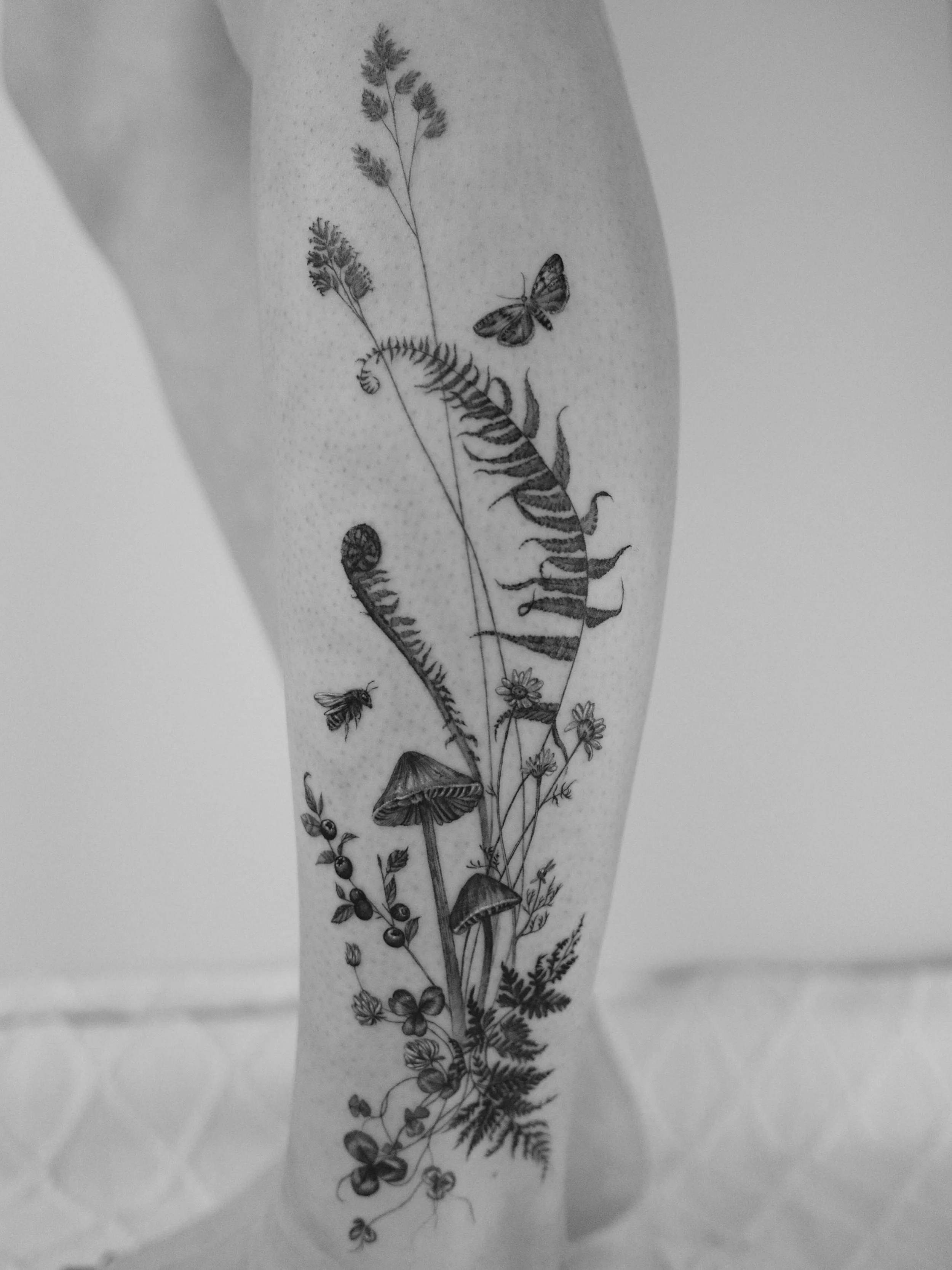 Yesterdays project was this little nature tattoo. Forest themed  on the calf, this tattoo shows a little moth and wildbee! So happy how it came out

#naturetattoo #calftattoo #beetattoo #mothtattoo #femaletattooist