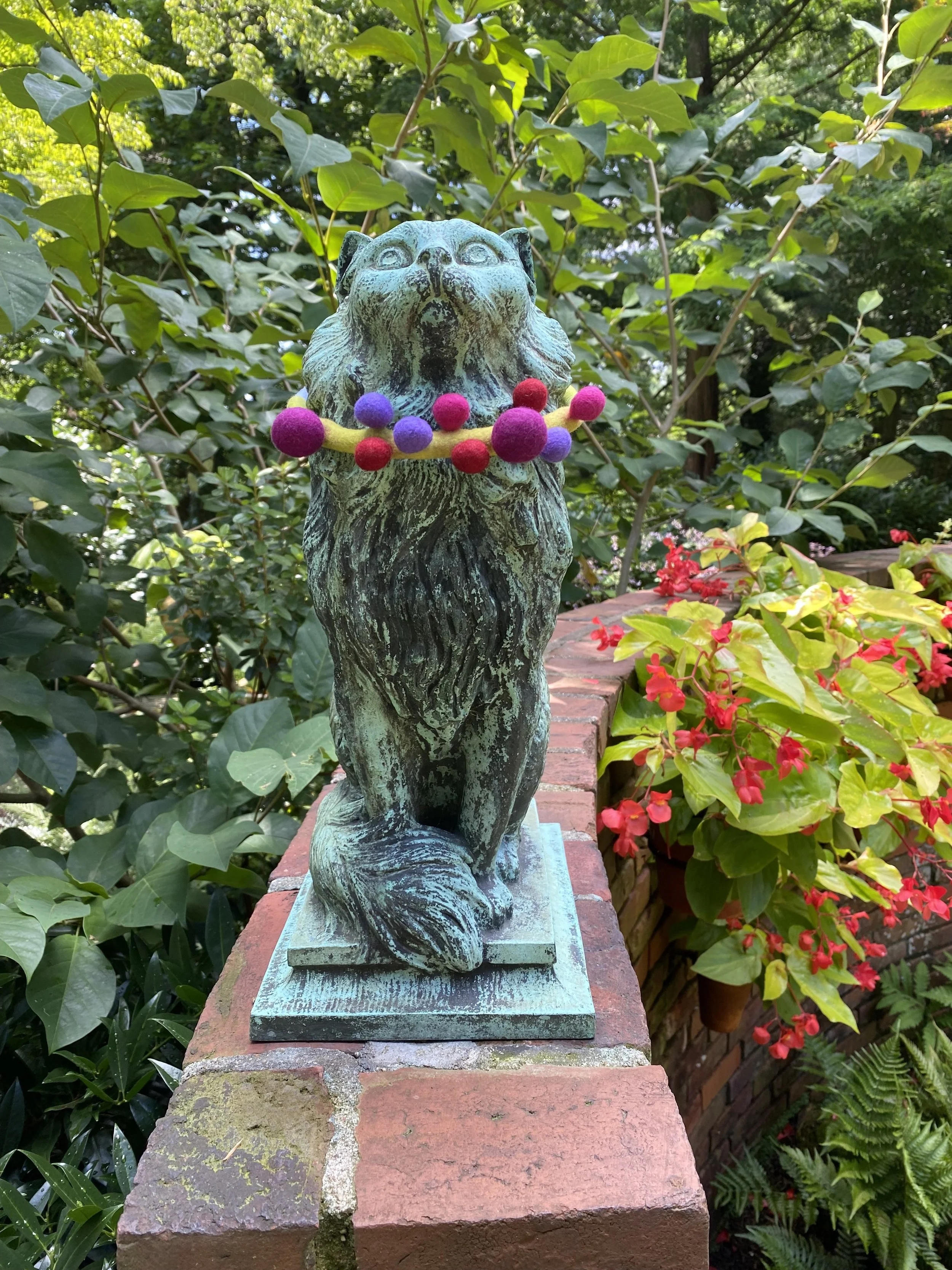KITTYredbaubles.jpeg
