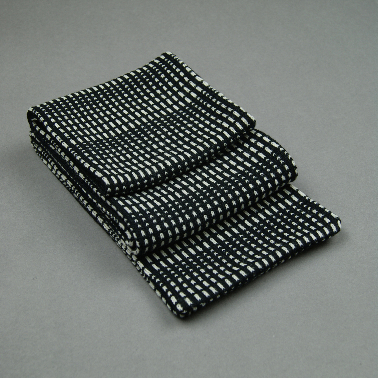 thepatternguild_accessories_knitted_scarf_gradient_black1.jpg