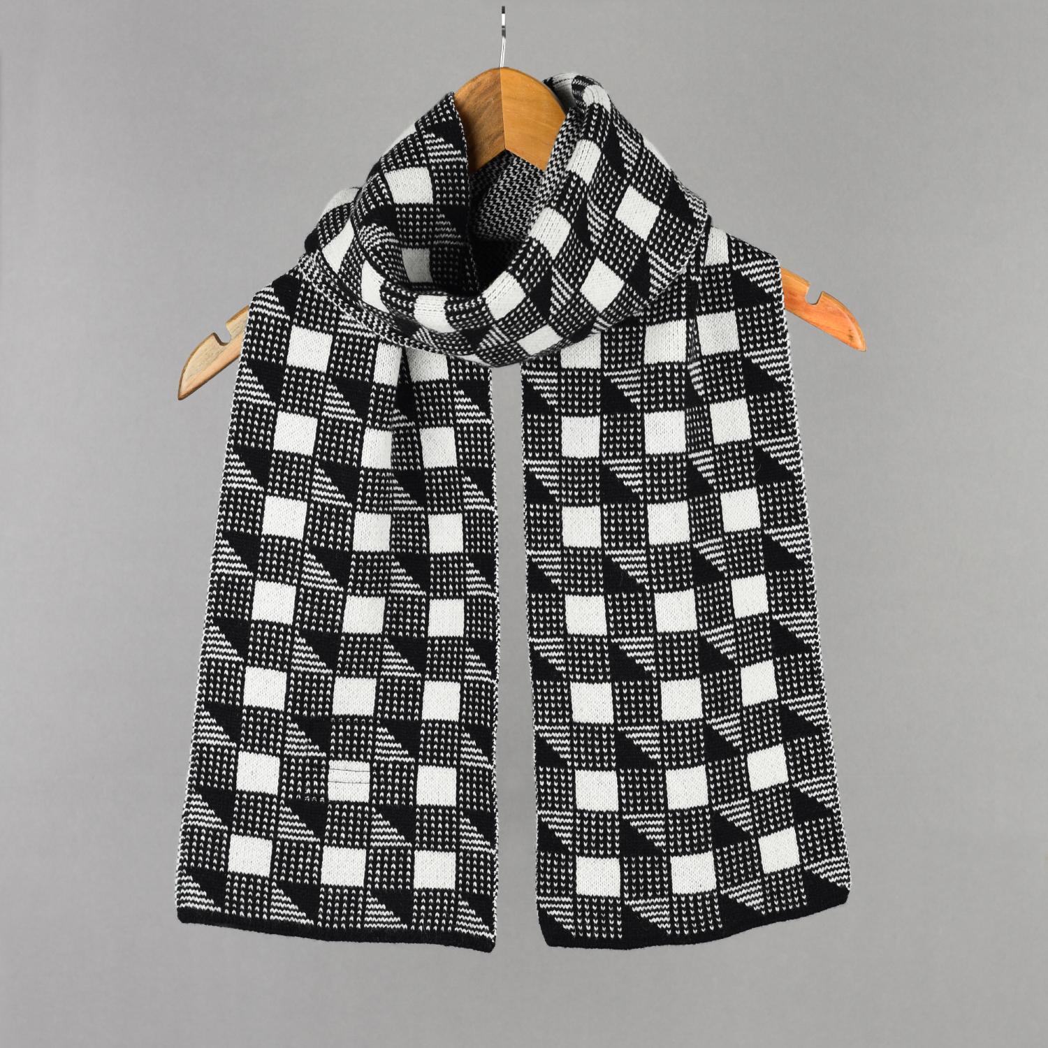 thepatternguild_knitted_scarf_cubes_black_white1.jpg