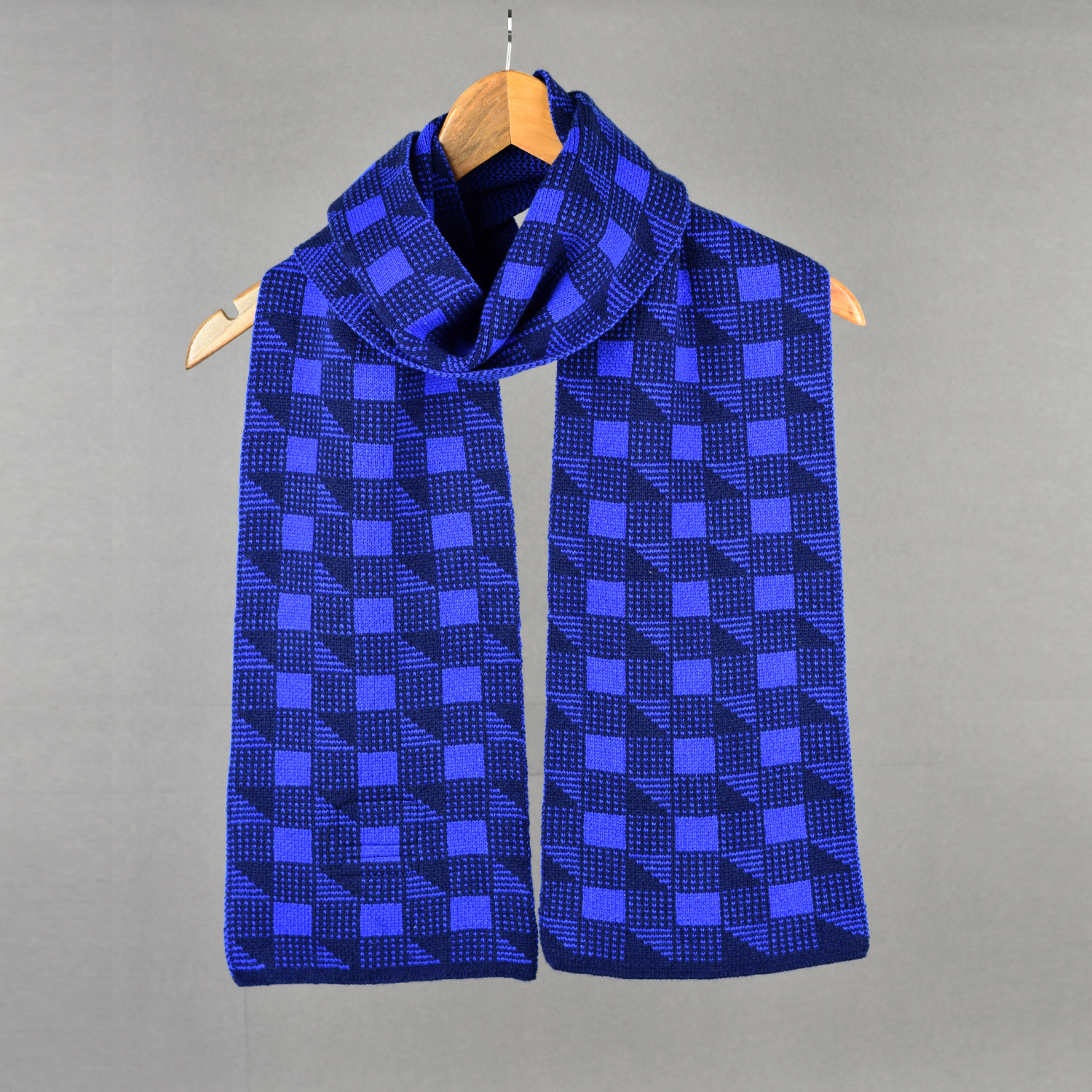 thepatternguild_knitted_scarf_cubes_blue1.jpg