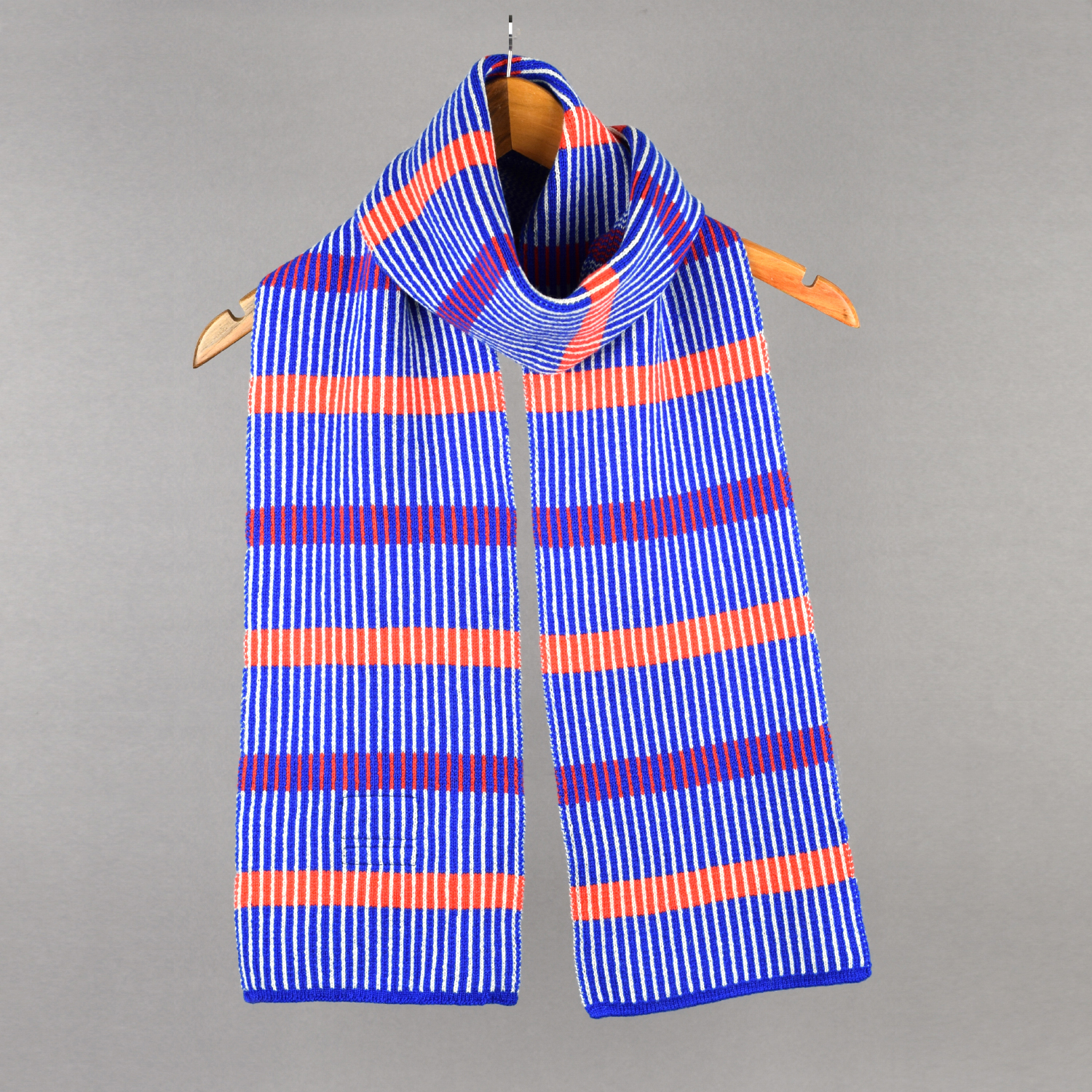 thepatternguild_knitted_scarf_stripes_red_blue1.jpg